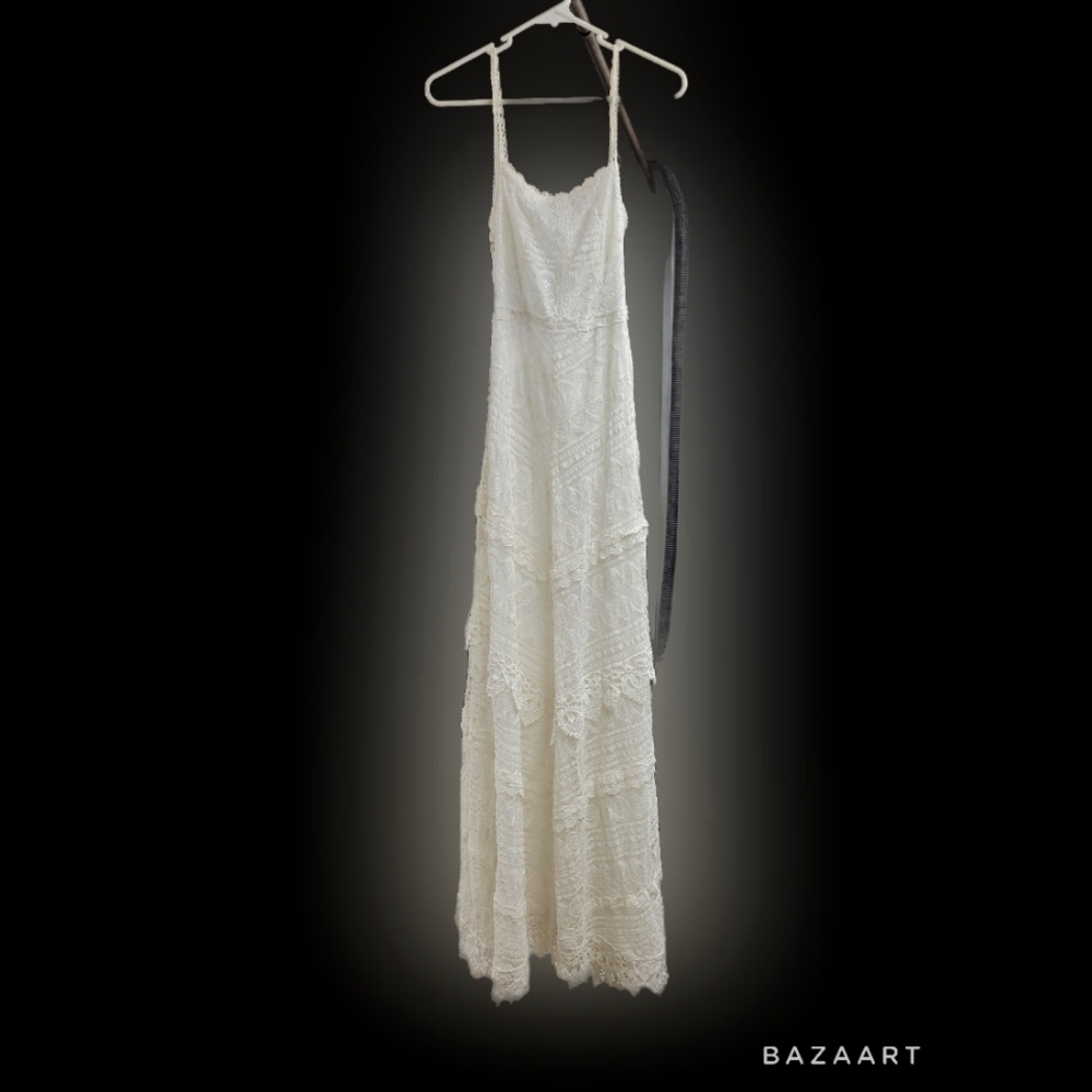 🔥 Sale!! 🔥 L'Atiste by Amy lace gown.